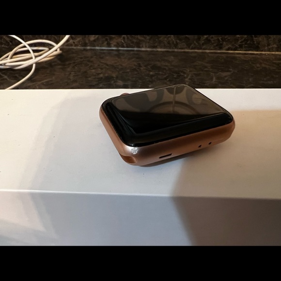 Apple Watch series 3 42mm rose gold - Picture 2 of 4